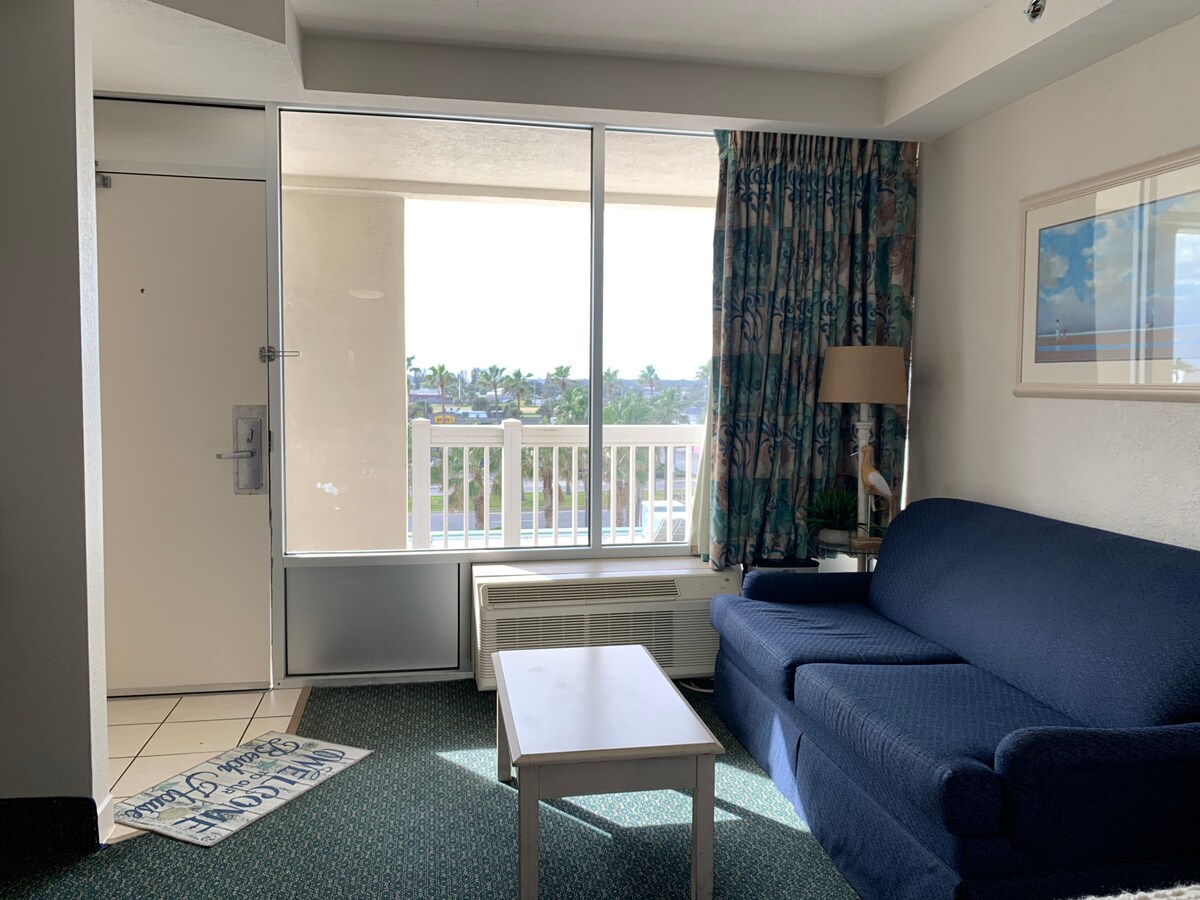 - พื้นที่นั่งเล่นสว่างพร้อมโซฟา การเข้าถึงระเบียง และลมทะเล
- เปิดโล่งพร้อมที่นั่ง แสงธรรมชาติ และความสะดวกสบายริมทะเล
- เหมาะสำหรับการพักผ่อนหลังจากไปเที่ยวชายหาดมาทั้งวันหรือดื่มกาแฟยามเช้า    