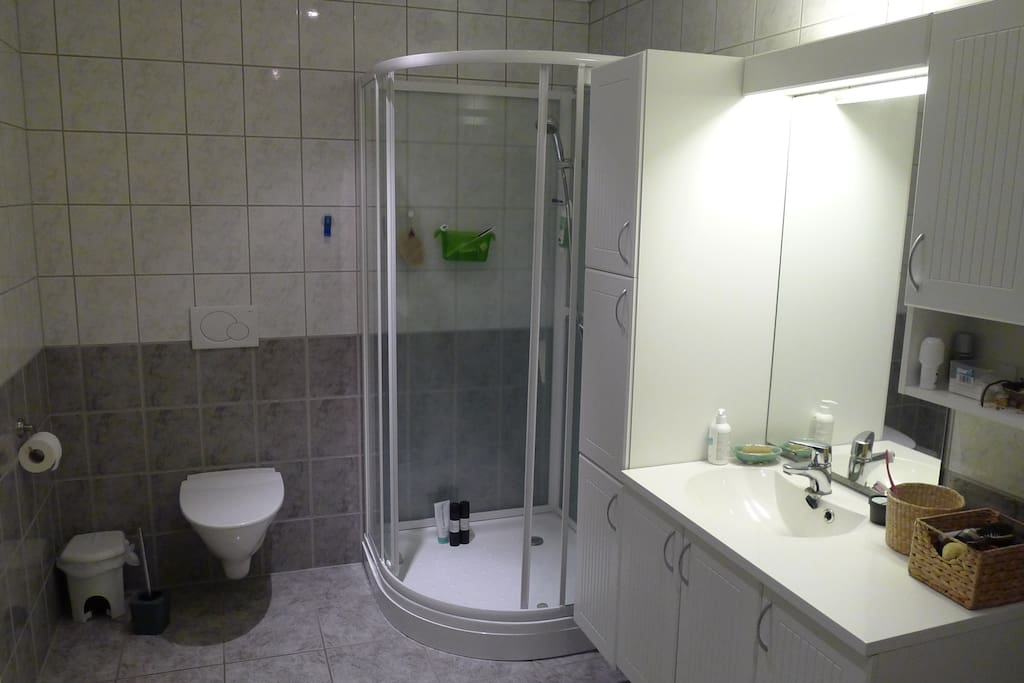 Stort bad med god og romslig dusj. Badet har god plass til å tørke klær.