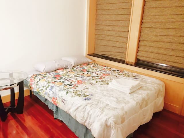 Queen bed in high-rise loft in PRIME location