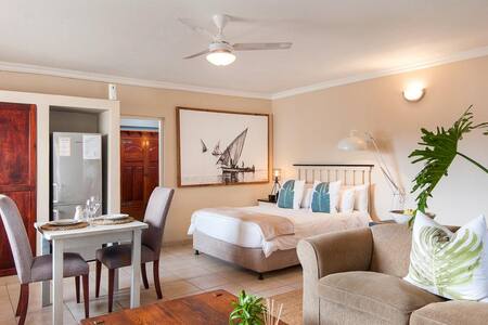 CLAIRE'S STUDIO APARTMENT - private splash pool