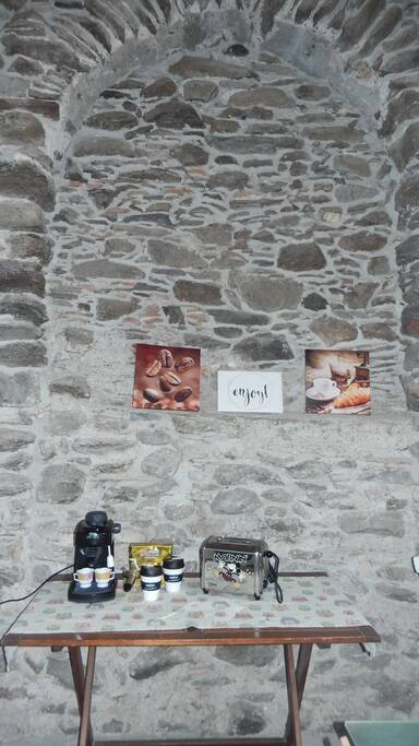 Soggiorno - angolo colazione - muro in sasso