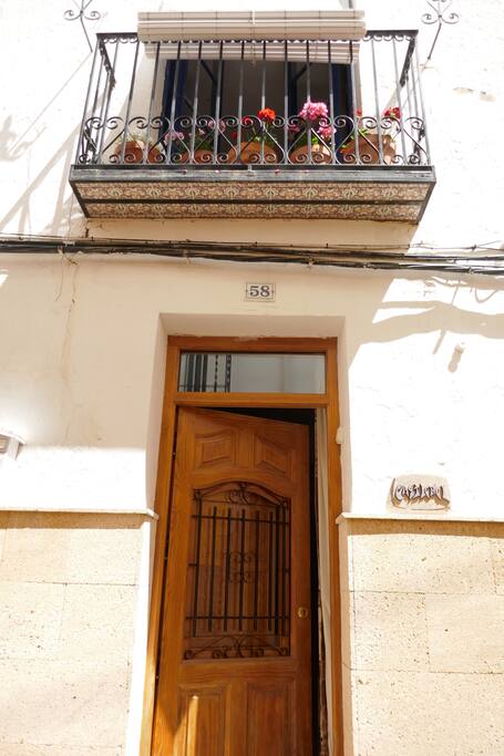 Welcome to Castlenel - entrance on Carrer Mig