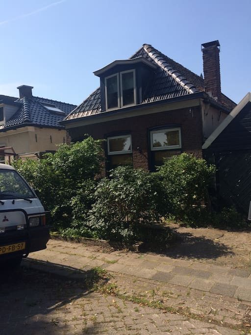 Ons huis. Parkeren kan voor de deur of net aan de overkant van de straat.
Parking in front of the house or just on the other side of the road.
Parken kann man vor das Haus oder gerade an der anderen Seite der Strasse.