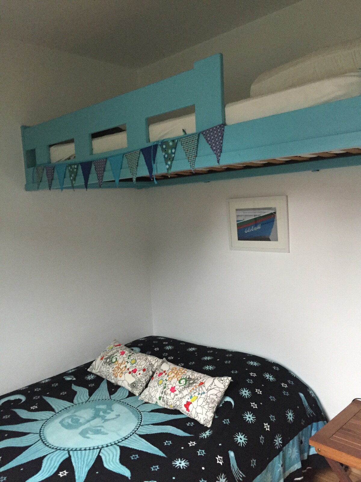 Мезанин кревет во спална соба 3 за мало дете 