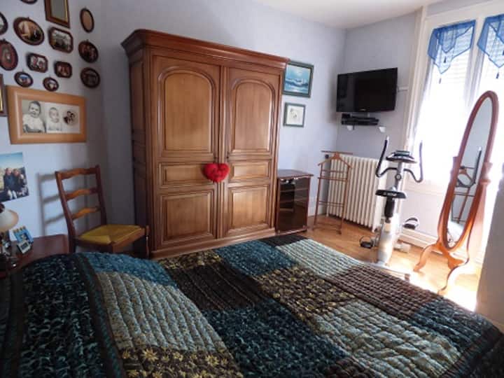 spavaća soba 1 s bračnim krevetom + TV u glavnoj spavaćoj sobi