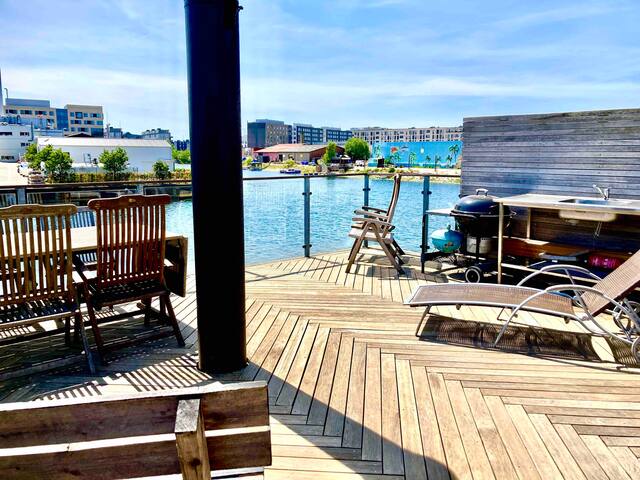 Unique houseboat with a view gallery image 3