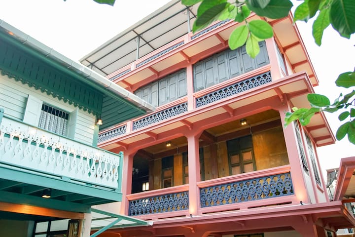 Private House 1930s/Jacuzzi pool/5minMRT/Local gallery image 2