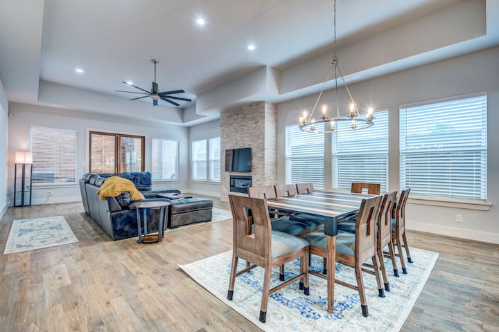 Modern 4BDRM W/ Private Yard Near Shops Bars & DT