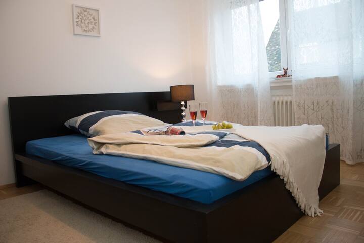 Dies ist eines von Deinen beiden Schlafzimmern. In Deinem Hyggelig-Haus gibt es keine Durchgangszimmer!