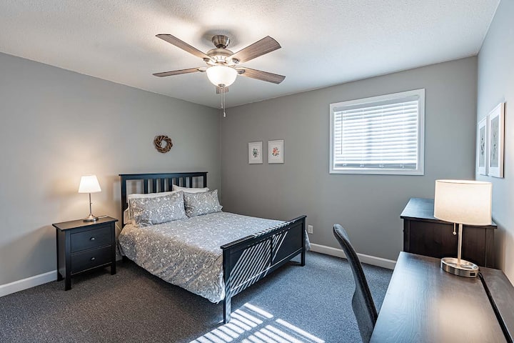 Dollapët mbajnë rafte, 20 varëse rrobash, pengojnë rrobat me 2 qese me rrjetë.  Batanije shtesë në dollapë.

Peshqirë shtesë, hekur/dërrasë hekurosjeje, furçë tualeti dhe hidraulik, fshesë me korrent, leckë, fshesë dhe kaci, fikës zjarri dhe lopatë dëbore.

