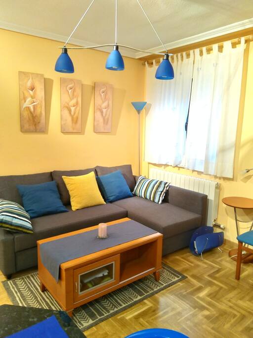 Salón con sofa cama.