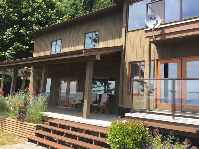 Luxury oceanfront, 4 bed/4 bath, private hottub gallery image 4