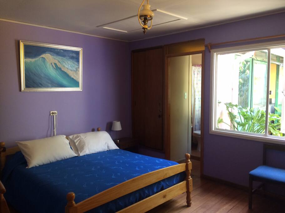 Tiene vista al jardín y baño en suite