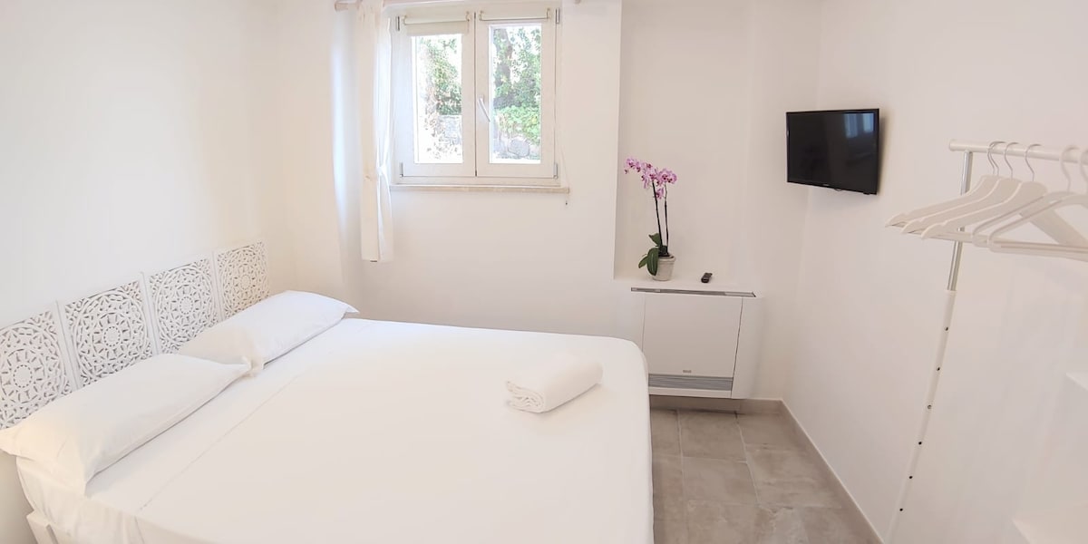 Spálňa na spodnom poschodí s oknom ,vybavená zatemňovacími závesmi, televízorom v izbe , konštrukciou postele,drevenou,ručne vyrobenou. Matrac z pamäťovej peny sa prispôsobí tvaru vášho tela a poskytne vám pokojné noci.
