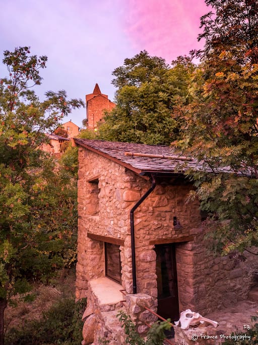 Crépuscule flamboyant sur la grange pour les lèves tôt