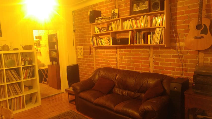 Cozy Rustic Apartment in the heart of the Mile End