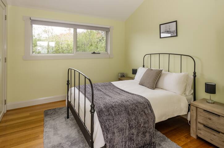 Large Light-Filled Home in Launceston + Wifi gallery image 5