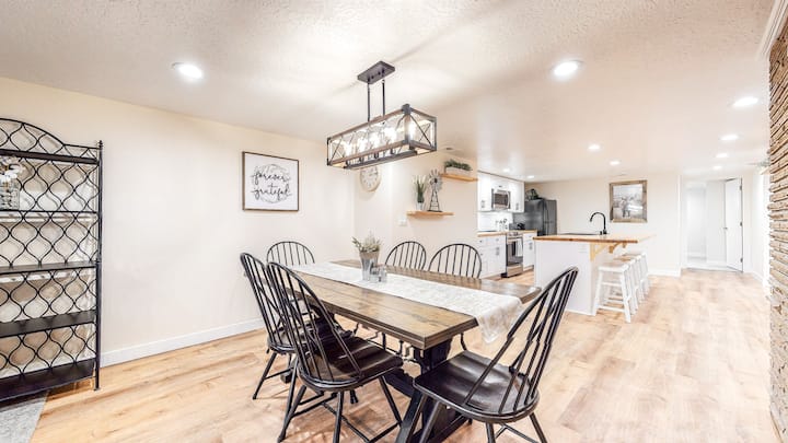 New Farm-Style Basement, Near skiing, Fireplace