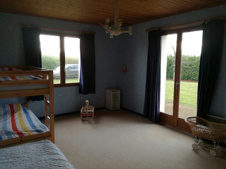 Стая, разположена на приземния етаж с двуетажно легло и разтегателно легло или 4 легла (повече за деца). 