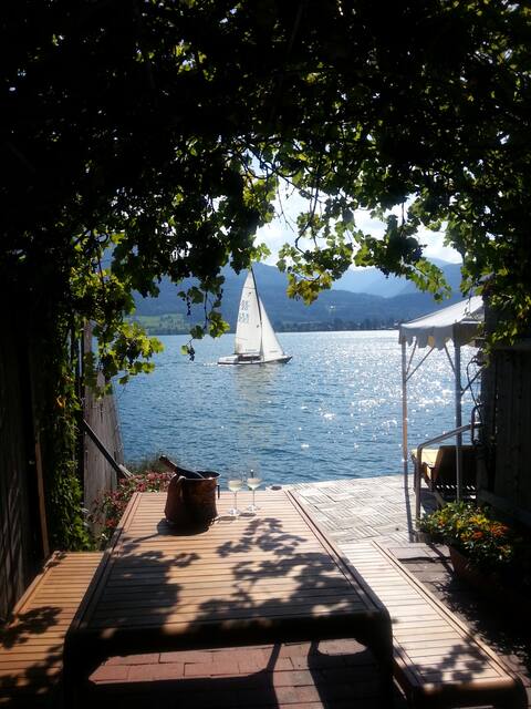 holiday home with private, exclusive lake garden