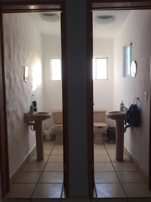 Sanitarios fuera del área de regaderas para que siempre este disponible lo que necesitas. (Área común/compartida)