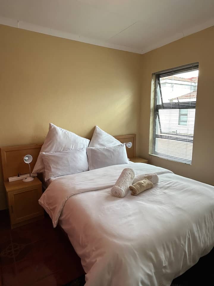 Spavaća soba s bračnim krevetom i spojenim apartmanom