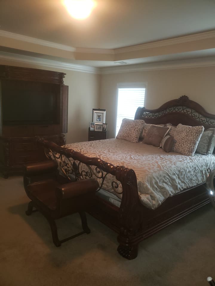 غرفة النوم الرئيسية