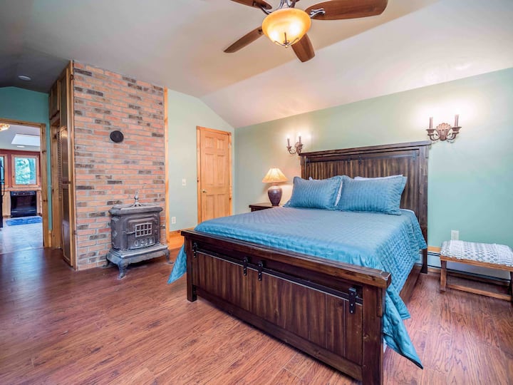 Amplia y cómoda suite principal con vistas impresionantes del bosque y un nuevo patio y terraza. 