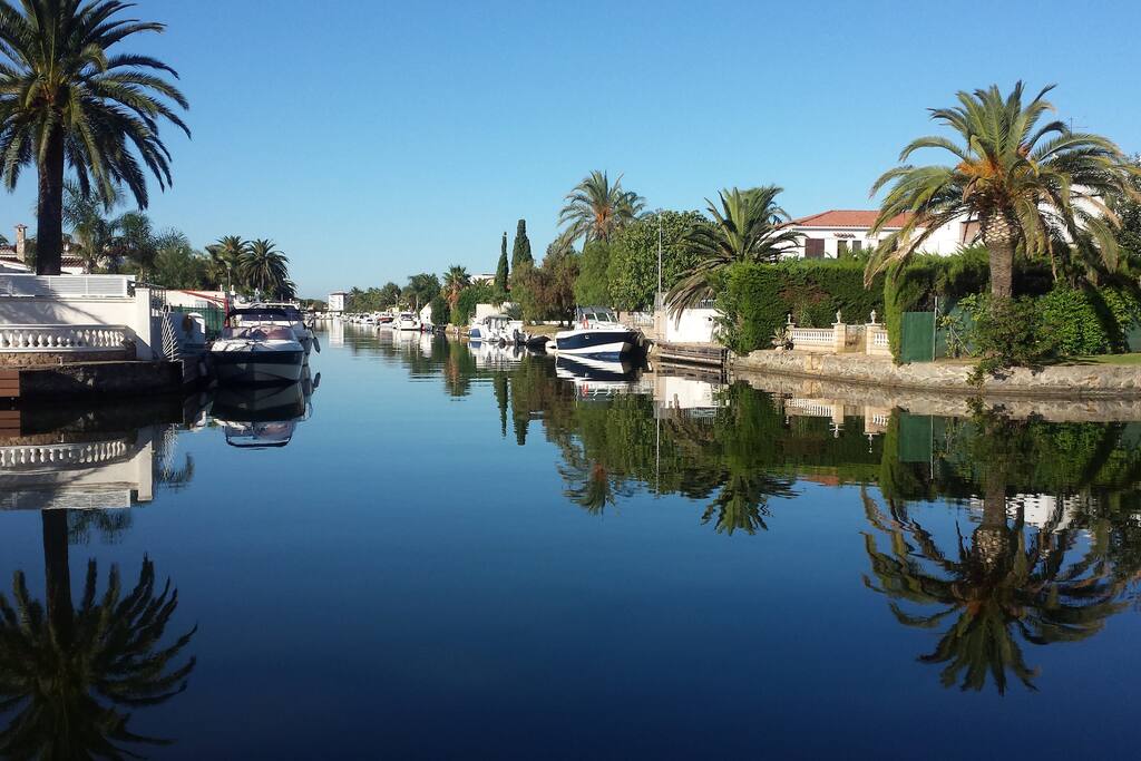 Zicht op het kanaal vanop privé-steiger