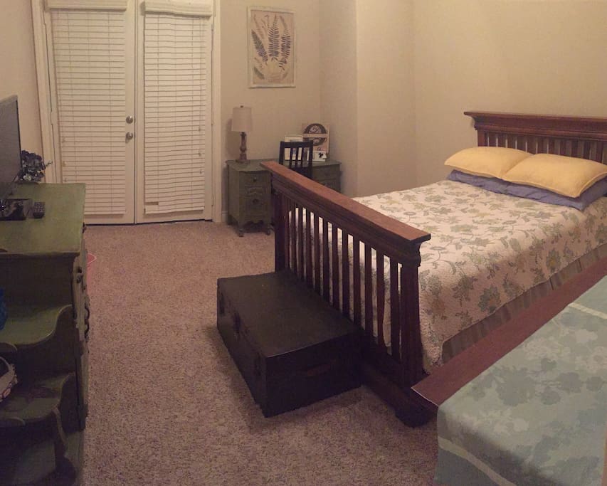 Guest Bedroom (2nd floor)