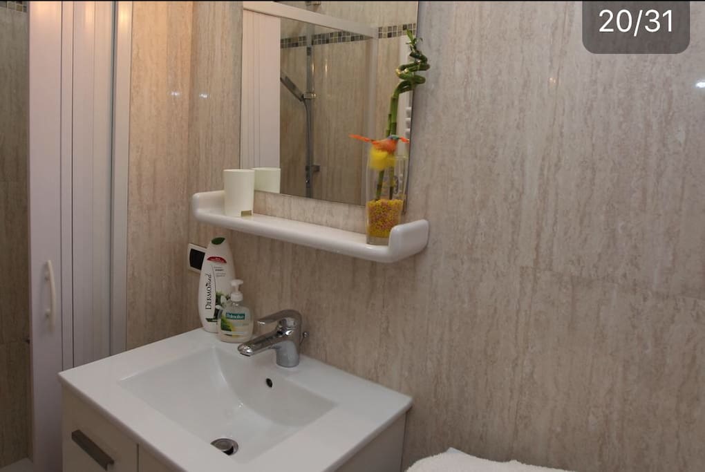 Bagno esclusivo per la camera con doccia, si trova a fianco alla camera.—Exclusive bathroom for the room with shower, located next to the room.