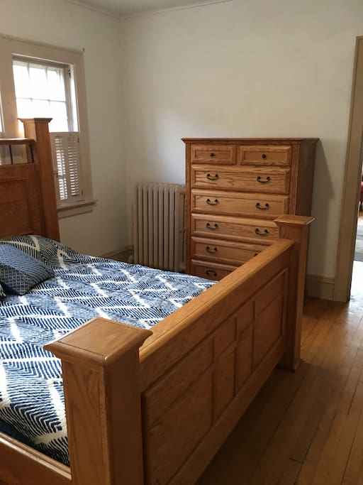 Queen sized bed, lots off storage for personal items.
