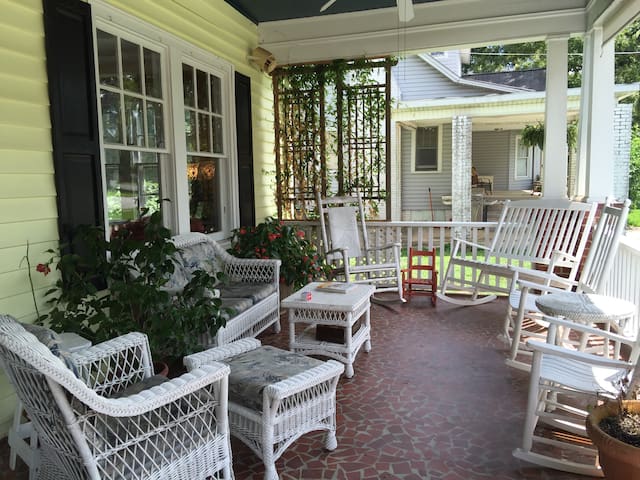 Master bdrm w/priv. bath in National Historic Home