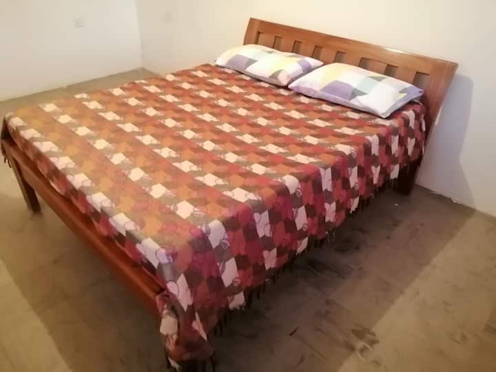 Krevati dopio "king" në dhomën e gjumit nr. 2 