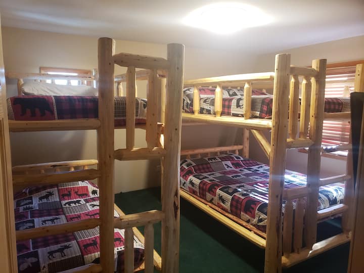 Bunk Room s manželskou posteľou Queen a 2 oddelenými posteľami