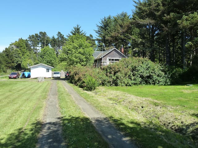 Sea Haven 1 Bedroom Kitchen Suite with Hot Tub