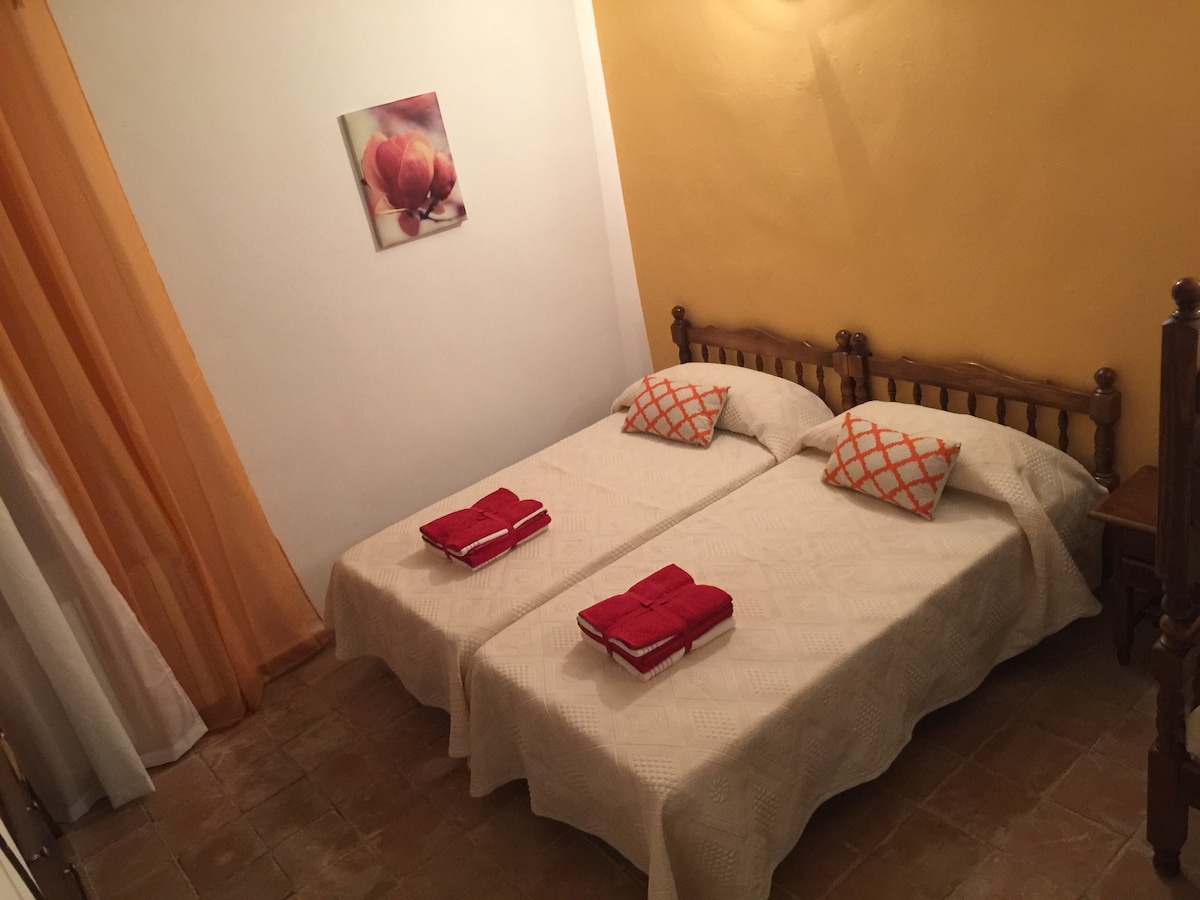 غرفة رباعية ، بها أربعة أسرّة مثل تلك الموجودة في الصورة. مثالي لمجموعات الأطفال أو الأصدقاء.