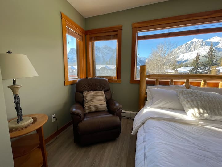 Chumba kikubwa cha kitanda chenye mwonekano mzuri wa milima 