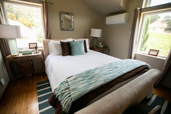 Na poschodí je manželská posteľ pre 2 osoby. Táto izba ako klimatizácia, ktorá funguje pre celé poschodie.  K dispozícii sú posuvné dvere, ktoré umožňujú súkromie z kuchyne.