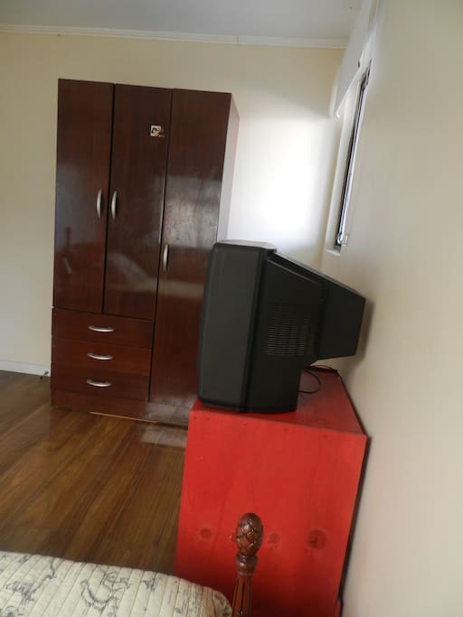 Ropero pequeño, TV cable,equipo de música