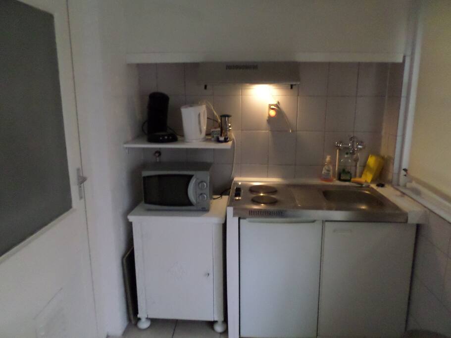 Goede functionele keuken magnetron,koelkast & vriesvak, senseo koffiemachine waterkoker. 2 pitselectrisch fornuis.Afzuigkap. pannen