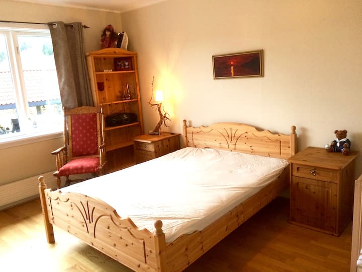 一楼卧室，有通往卫生间的独立入口。Dannistua