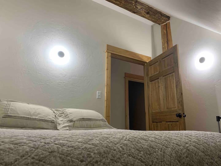 غرفة نوم بسرير كبير