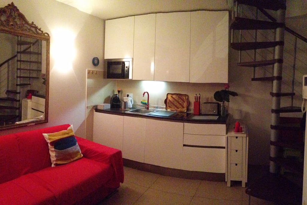 Sala con cucina attrezzata e divano letto