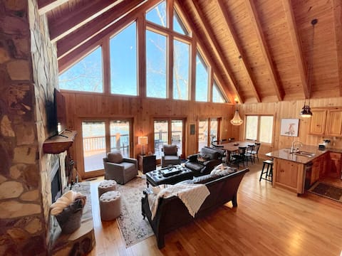 Lakefront 5bed with outdoor areas, dock and kayaks
