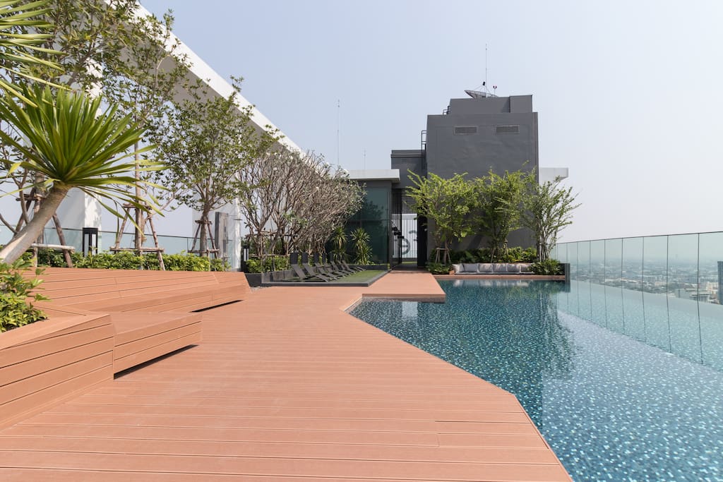 Rooftop infinity pool with great views, well-equipped gym and hot sauna.
