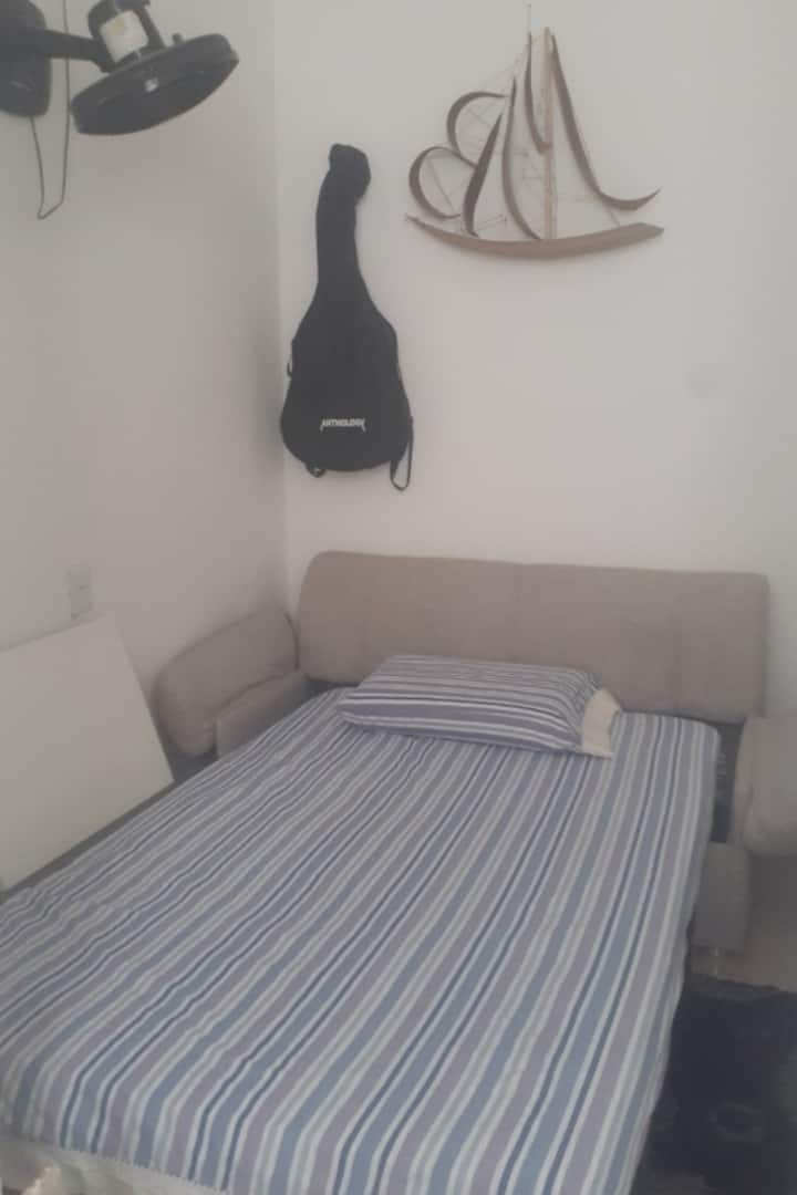 This is  a double bed. that being in the open space of the kitnet has no room, in this kitnet only the bathroom is divided.