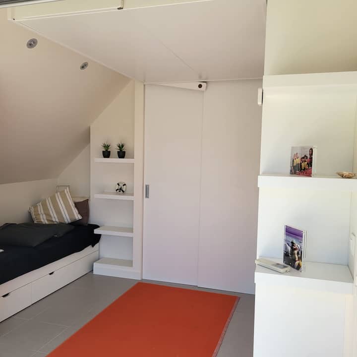 chambre avec lit suspendu pour profiter le jour de tout l'espace