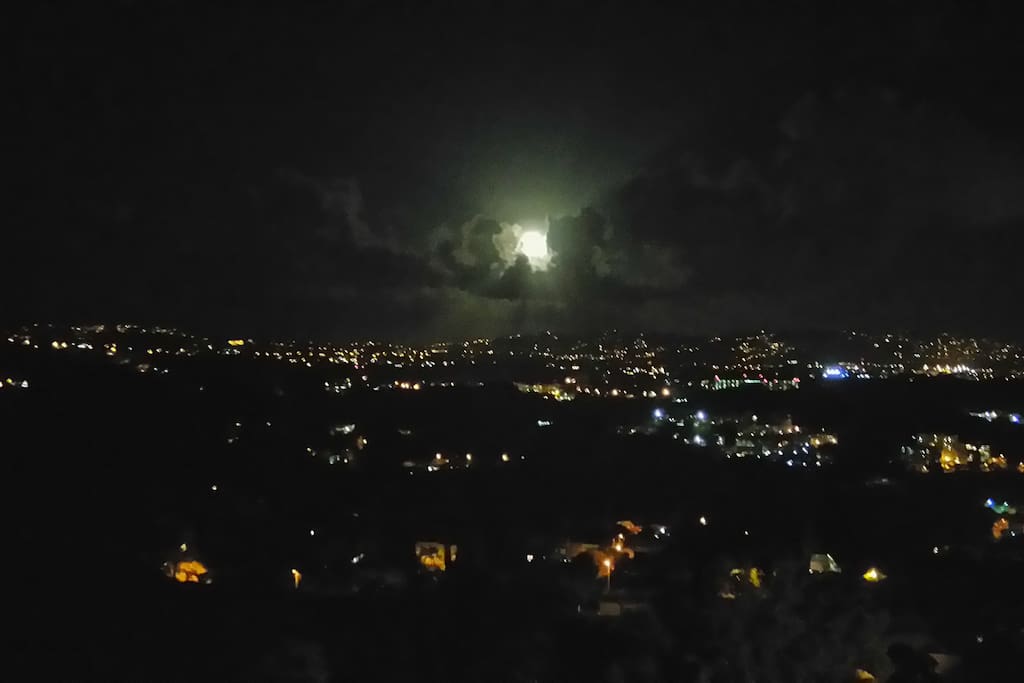 Vue magique et paisible de nuit (plein est) et encore plus magique lorsque la pleine lune fait son apparition !