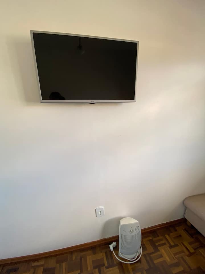 DHOMA 1:  Smartv 32’"me kanale të hapura dhe qasje në NETFLIX, GloboPlay, Amazon Films, Disney Films etj. (abonim që ka vizitori)